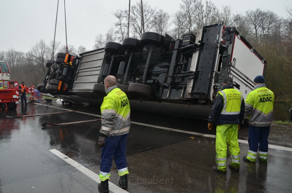 VU LKW umgestuerzt A 3 Rich Frankfurt AS Koenigsforst P417.JPG - Miklos Laubert